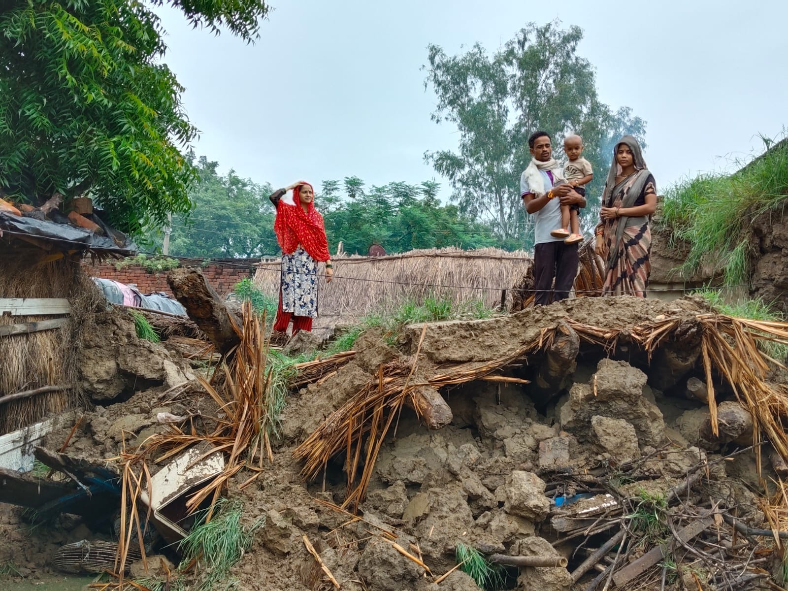 अयाना में कमरे की गिरी छत। स्रोत: ग्रामीण अयाना में कमरे की गिरी छत। स्रोत: ग्रामीण