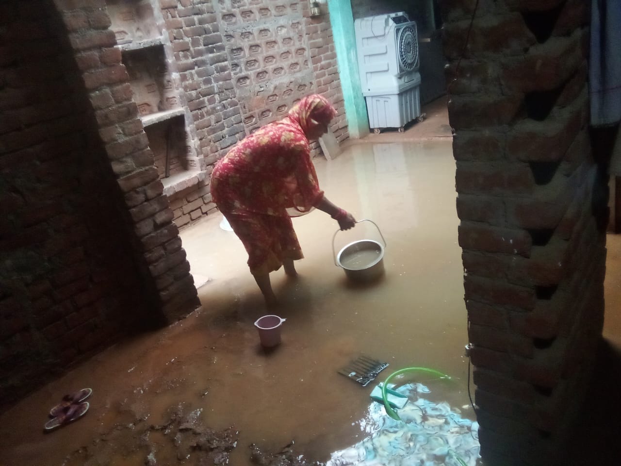 अयाना में कमरे की गिरी छत। स्रोत: ग्रामीण अयाना में कमरे की गिरी छत। स्रोत: ग्रामीण