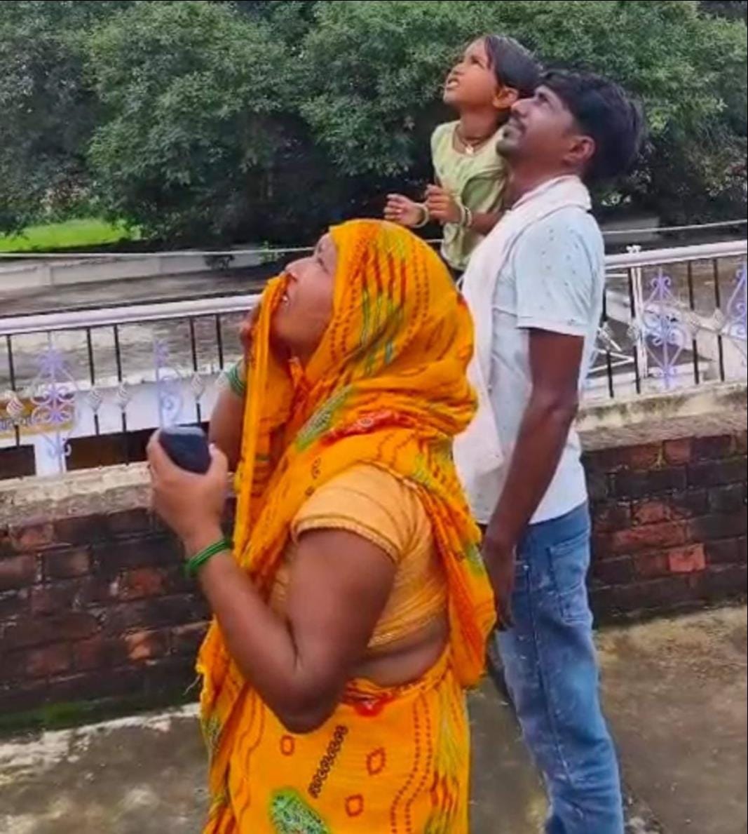 बबुरी के बनौली में मोबाइल टावर पर चढ़ा श्रीकंठपुर निवासी सुरेश। स्रोत:-जागरूक पाठक