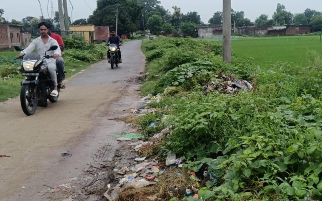 बढियनपुरवा आंगनबाड़ी केंद्र के पास उगी झाड़ियां व लगा कूड़े का ढेर।