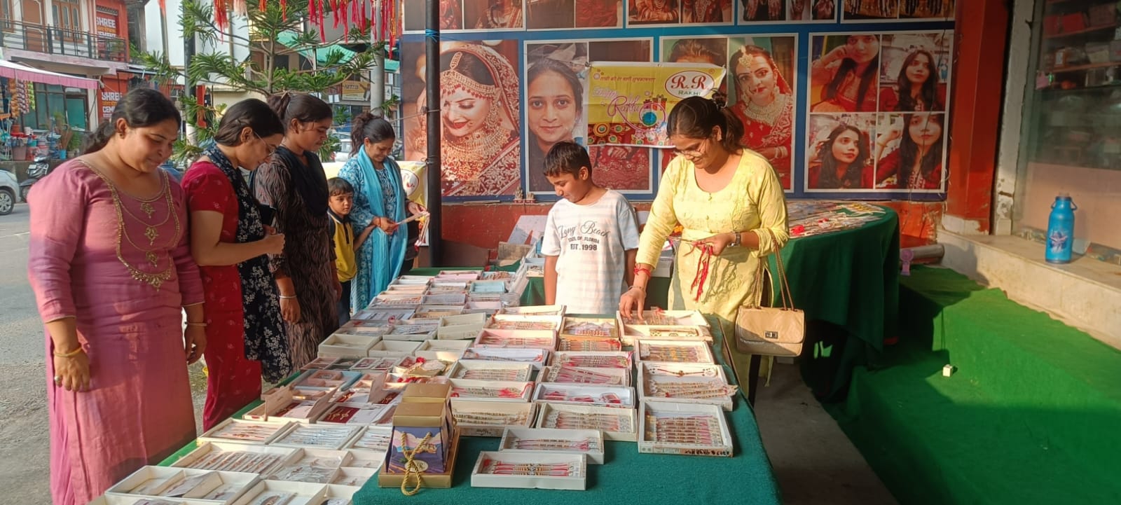 बिलासपुर के बैरी में राखी खरीदने पहुंची बुजुर्ग महिलाएं। संवाद बिलासपुर के बैरी में राखी खरीदने पहुंची बुजुर्ग महिलाएं। संवाद