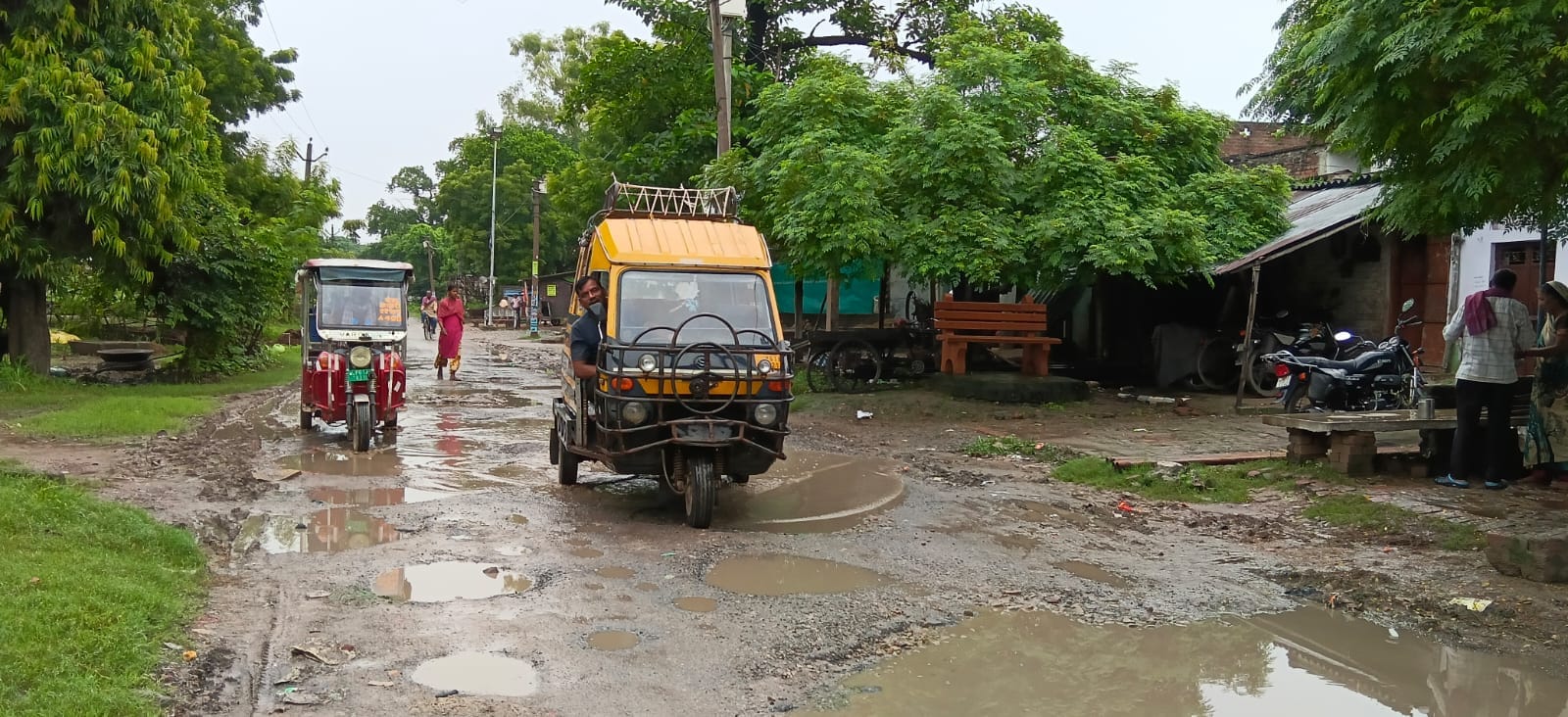 बारिश के बाद रमवल गांव को जाने वाली सड़क बने बने गड्ढों में जमा बारिश का पानी। संवाद