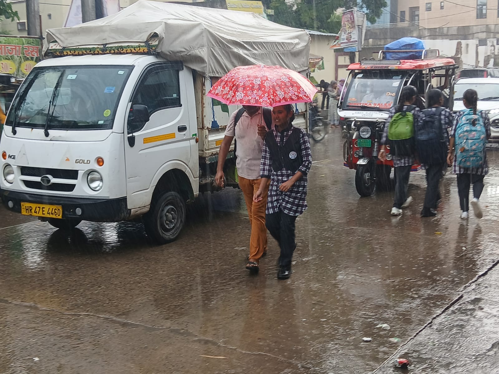 बारिश के बाद सड़क पर हुआ जलभराव, पानी के बीच से गुजरते वाहन चालक।संवाद