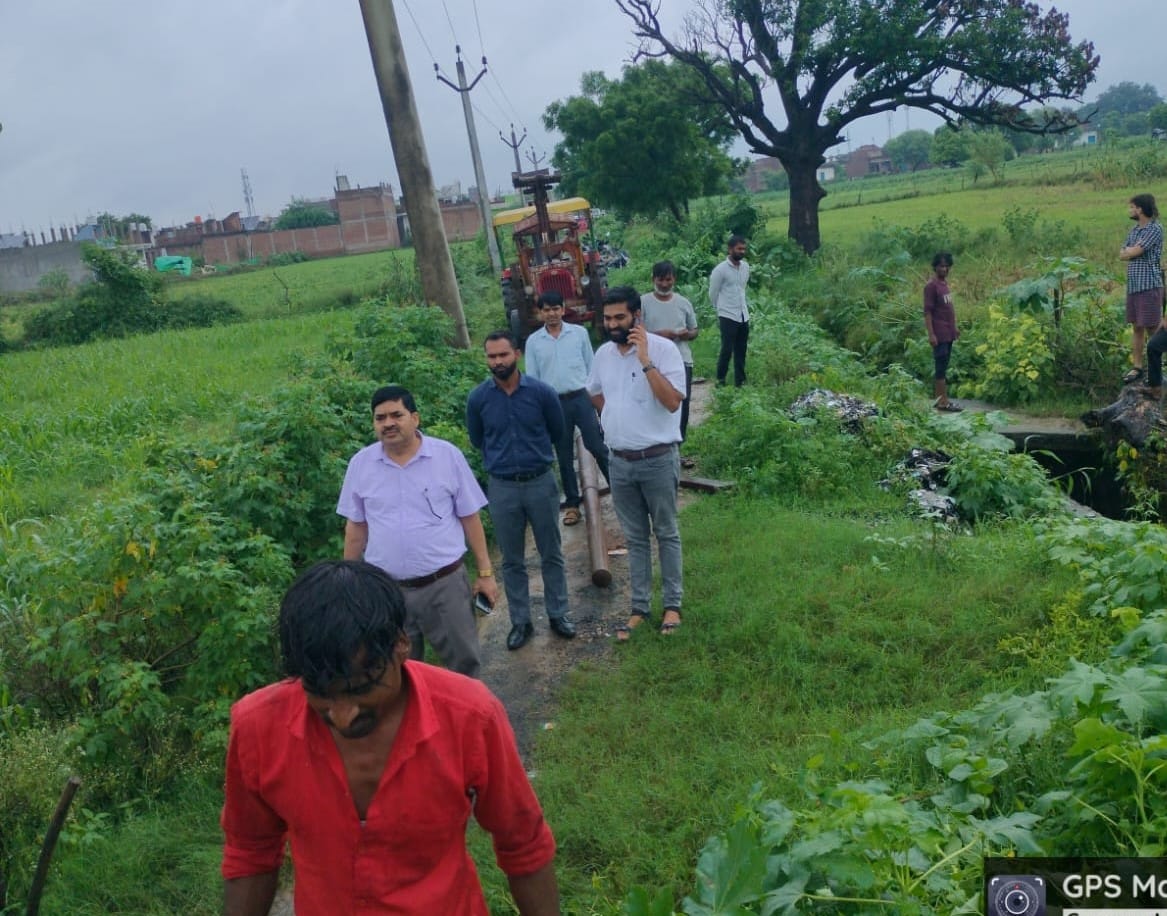 बारिश के बाद धराशाही पोल। स्रोत:कर्मी