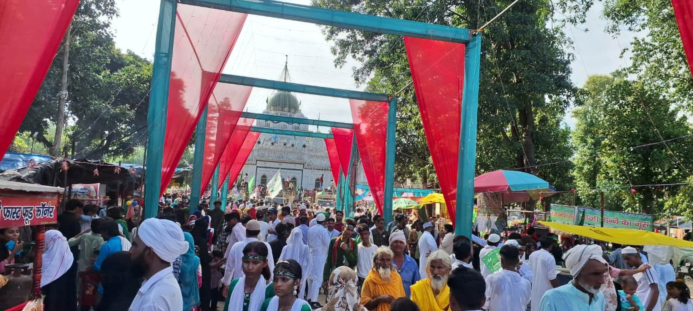 बारावफात पर जुलूस निकालते अकीदतमंद।