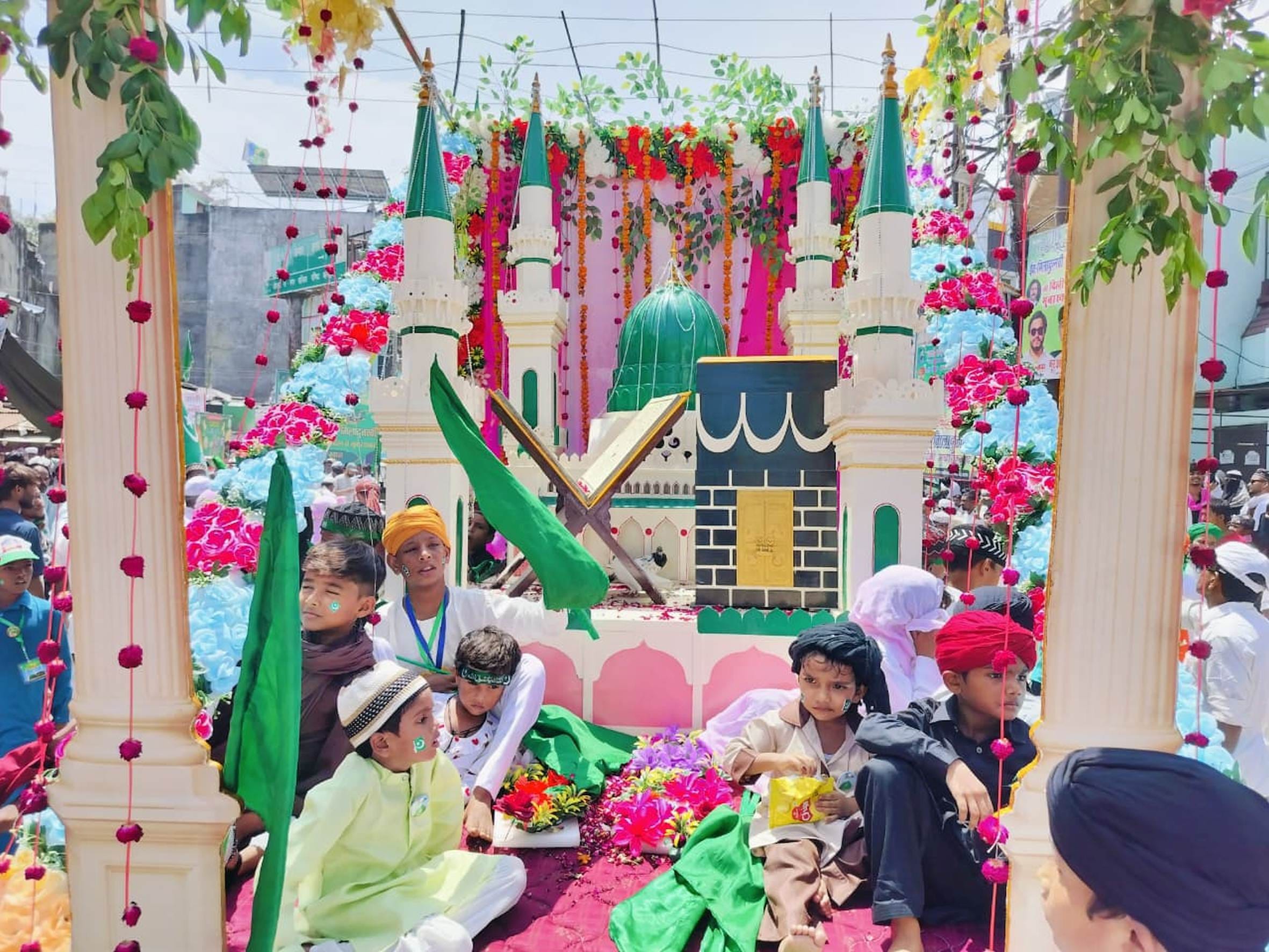 बारावफात पर जुलूस निकालते अकीदतमंद।