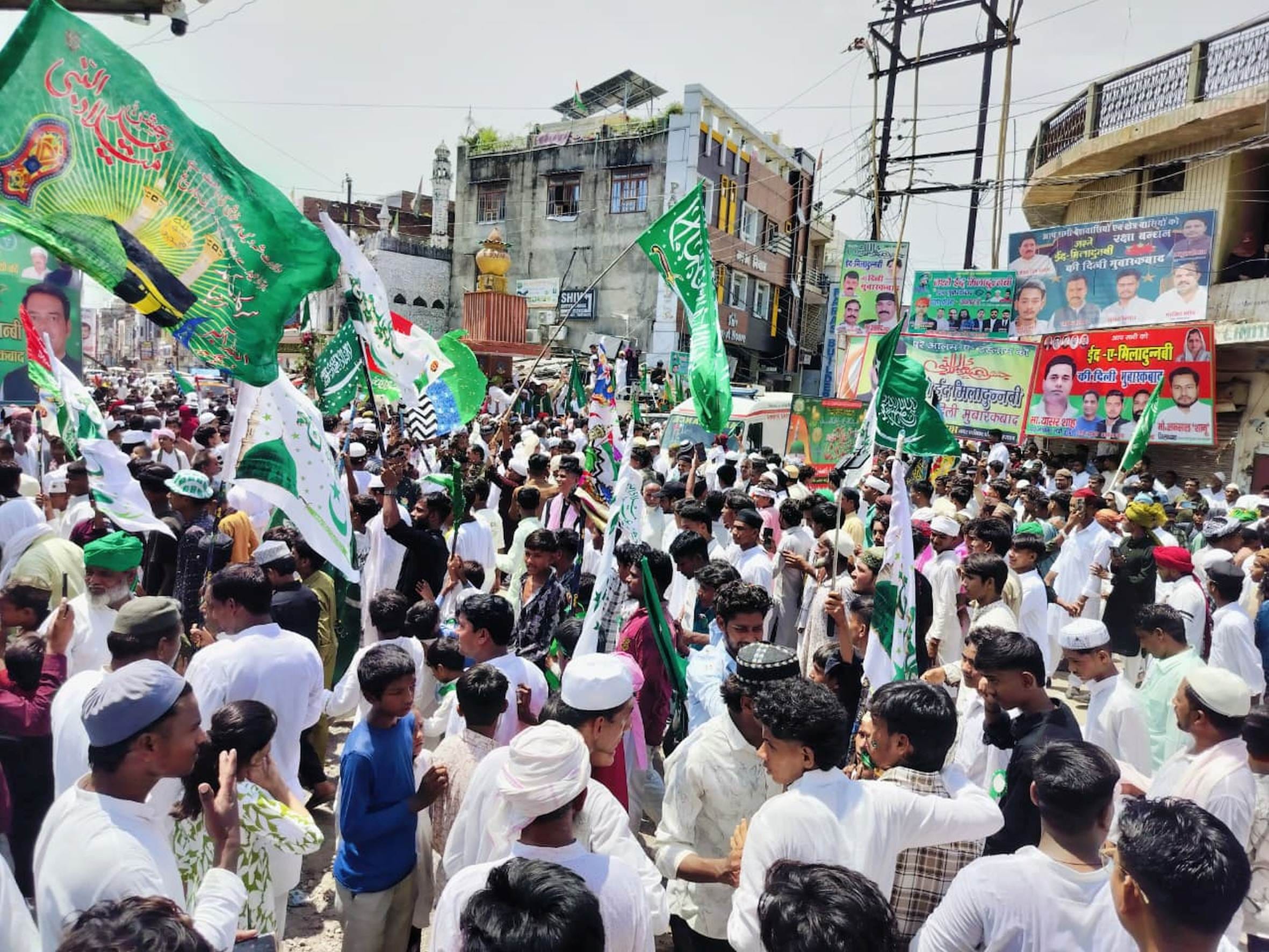 बारावफात पर जुलूस निकालते अकीदतमंद।