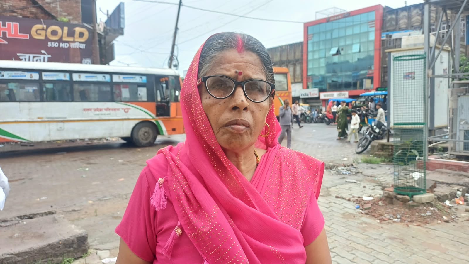 बस का इंतजार करती डिपो में बैठी सवारियां। संवाद बस का इंतजार करती डिपो में बैठी सवारियां। संवाद