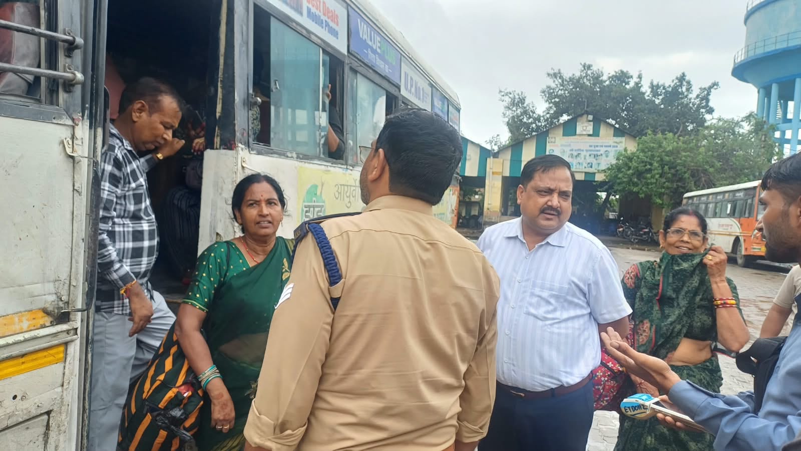 बस का इंतजार करती डिपो में बैठी सवारियां। संवाद बस का इंतजार करती डिपो में बैठी सवारियां। संवाद