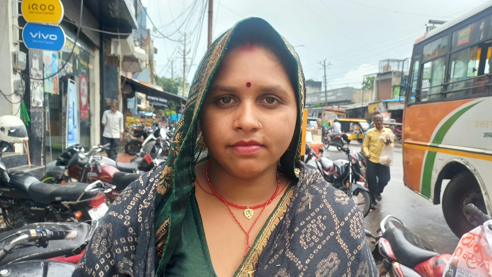 बस का इंतजार करती डिपो में बैठी सवारियां। संवाद बस का इंतजार करती डिपो में बैठी सवारियां। संवाद
