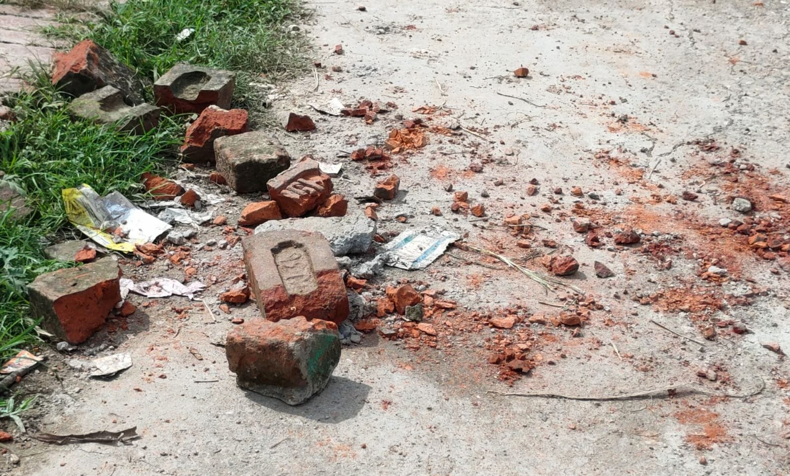 बुधवार टूटी गाड़ी से गांव पहुंची एसडीएम। संवाद बुधवार टूटी गाड़ी से गांव पहुंची एसडीएम। संवाद