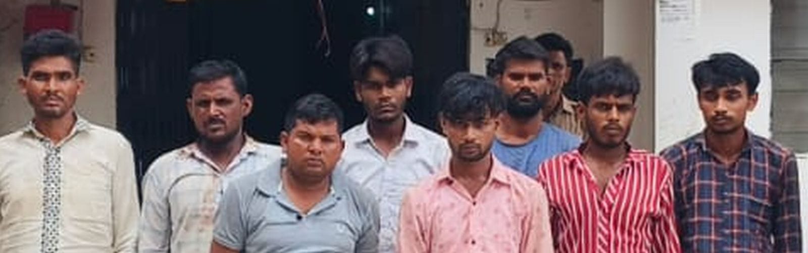 बुधवार टूटी गाड़ी से गांव पहुंची एसडीएम। संवाद बुधवार टूटी गाड़ी से गांव पहुंची एसडीएम। संवाद