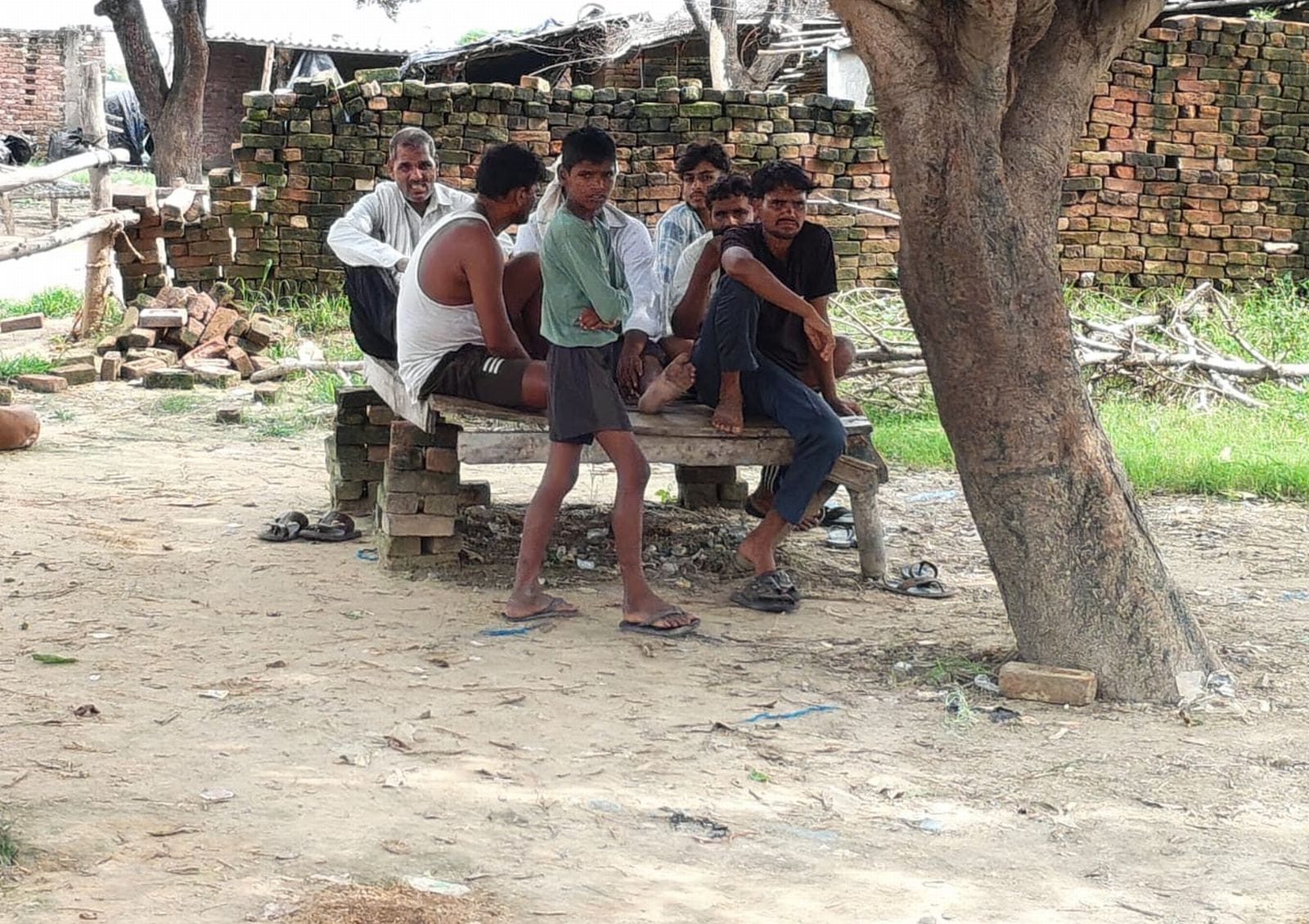 बुधवार टूटी गाड़ी से गांव पहुंची एसडीएम। संवाद बुधवार टूटी गाड़ी से गांव पहुंची एसडीएम। संवाद