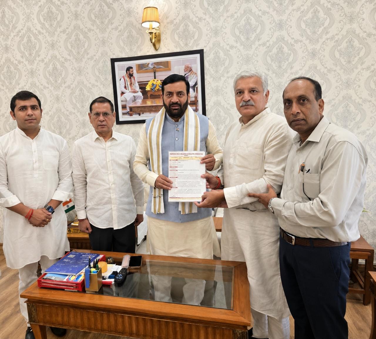 चंडीगढ़ में सीएम को ज्ञापन सौंपते एसोसिएशन के प्रदेशाध्यक्ष। स्वयं चंडीगढ़ में सीएम को ज्ञापन सौंपते एसोसिएशन के प्रदेशाध्यक्ष। स्वयं