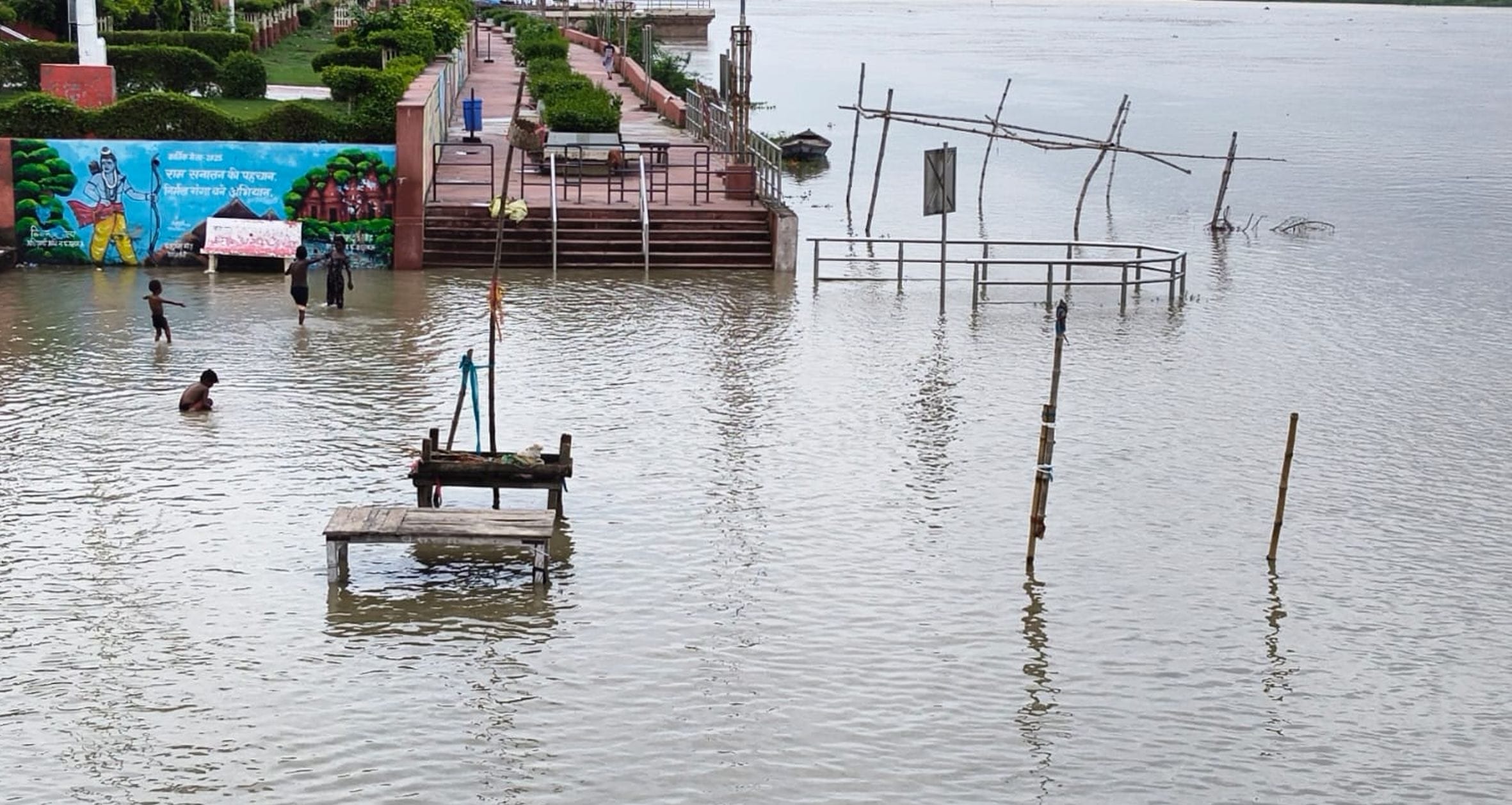 डलमऊ में गंगा का जलस्तर बढ़ने से डूबा स्नान घाट। डलमऊ में गंगा का जलस्तर बढ़ने से डूबा स्नान घाट।