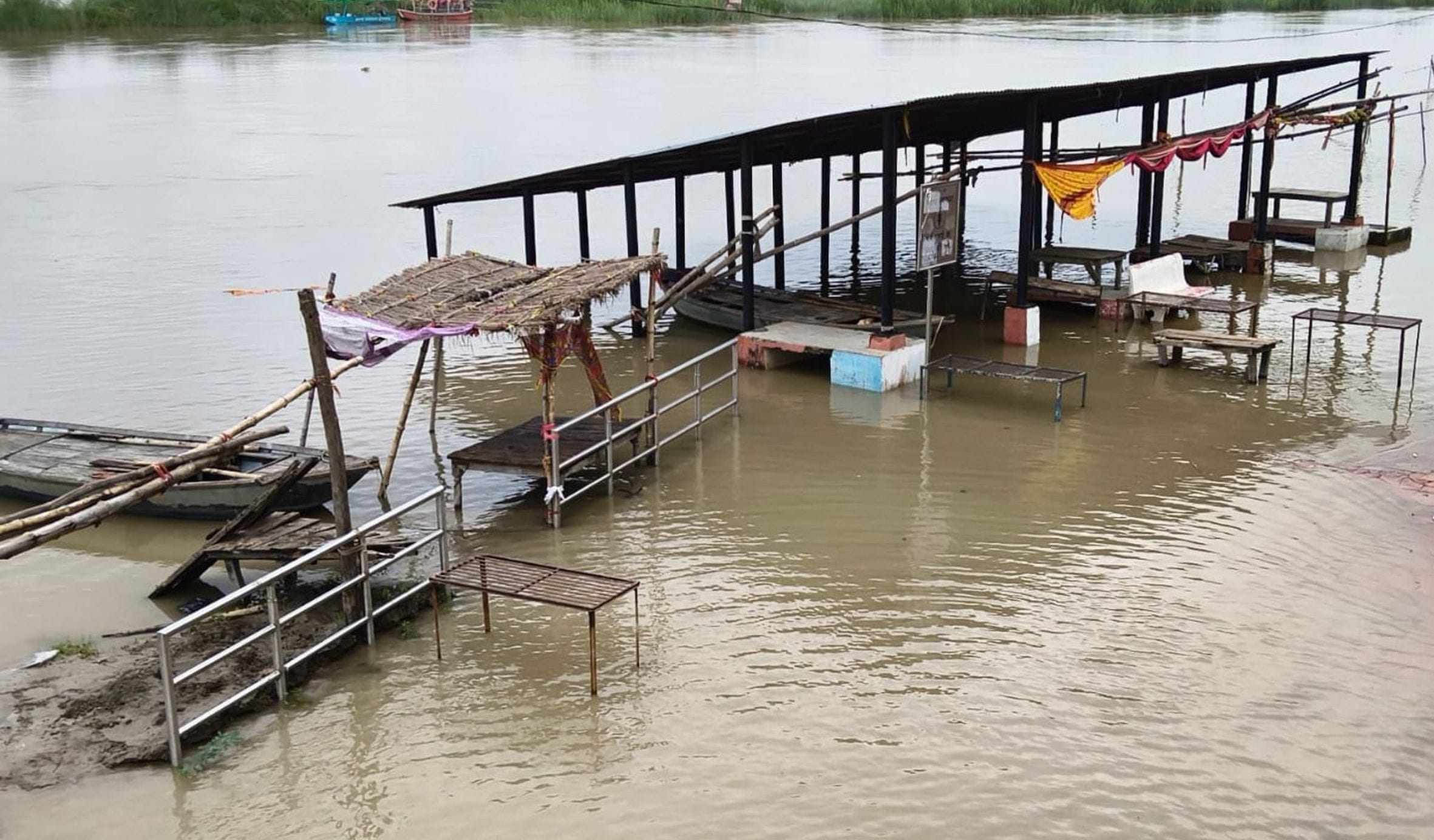 डलमऊ में गंगा का जलस्तर बढ़ने से डूबा स्नान घाट। डलमऊ में गंगा का जलस्तर बढ़ने से डूबा स्नान घाट।
