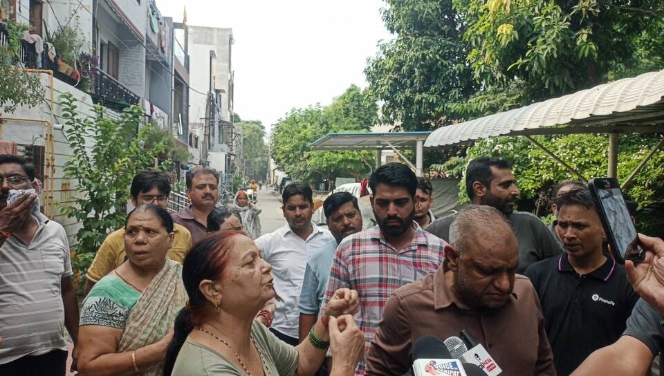 ड्रेन नंबर-1 पर एक मकान की तोड़ी चहारदीवारी। संवाद ड्रेन नंबर-1 पर एक मकान की तोड़ी चहारदीवारी। संवाद