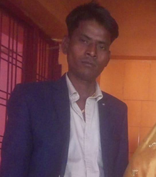 फोटो-10- गोद में पुत्र को सीने पर लिटाकर बदहवास हुई कुंती को संभालती महिलाएं। संवाद फोटो-10- गोद में पुत्र को सीने पर लिटाकर बदहवास हुई कुंती को संभालती महिलाएं। संवाद