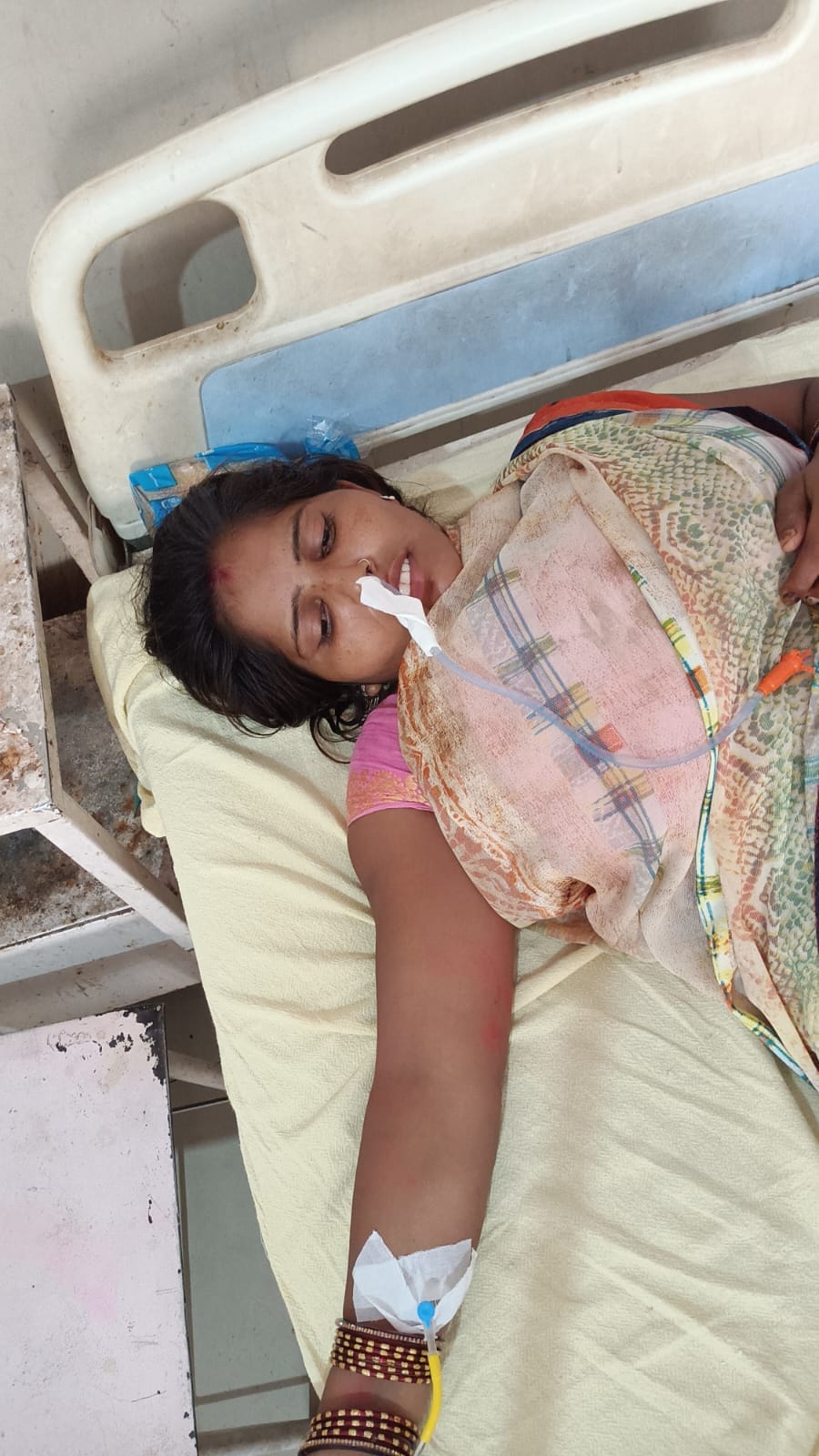 फोटो-10 लोहिया अस्पताल में साले-बहनोई में हाथापाई के बाद समझाता होमगार्ड। संवाद फोटो-10 लोहिया अस्पताल में साले-बहनोई में हाथापाई के बाद समझाता होमगार्ड। संवाद