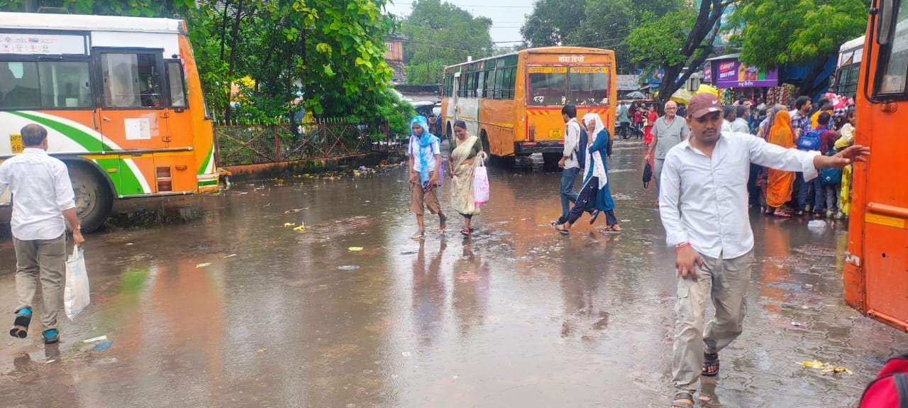 फोटो-14-रोडवेज बस स्टैंड पर बस में गेट पर लटका वृद्ध यात्री और सीढ़ी पर खड़ी महिला यात्री। अमर फोटो-14-रोडवेज बस स्टैंड पर बस में गेट पर लटका वृद्ध यात्री और सीढ़ी पर खड़ी महिला यात्री। अमर