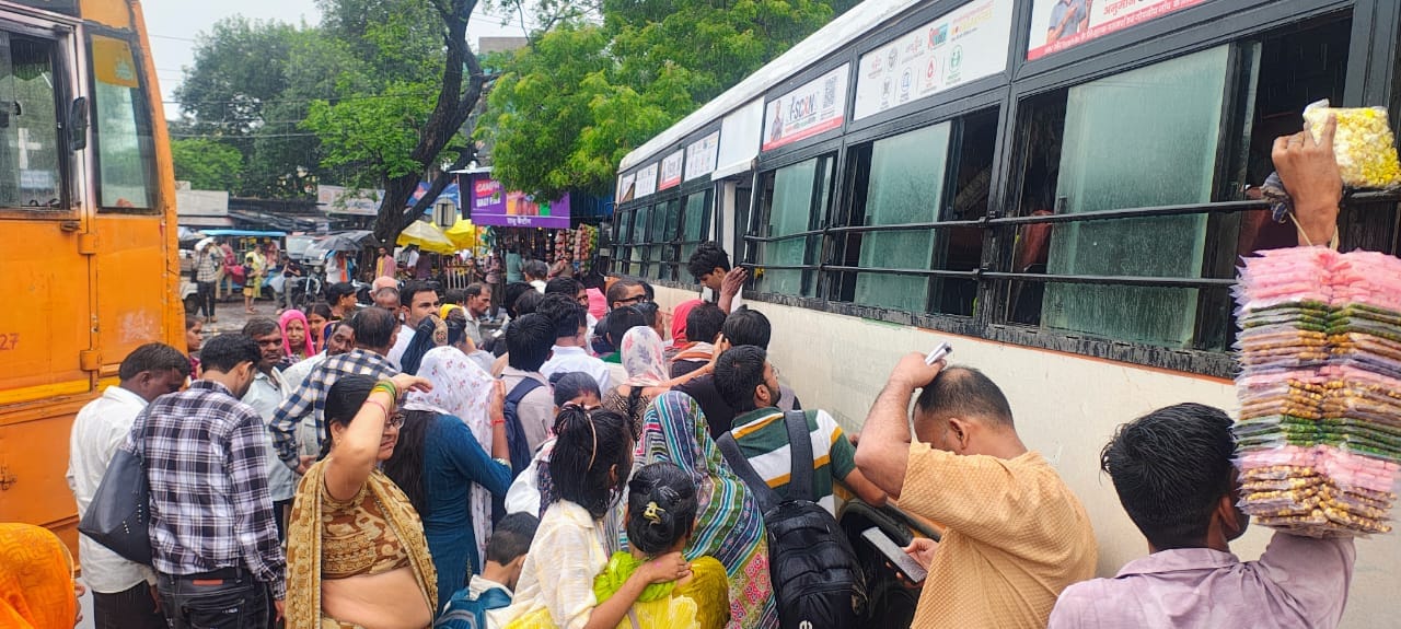 फोटो-14-रोडवेज बस स्टैंड पर बस में गेट पर लटका वृद्ध यात्री और सीढ़ी पर खड़ी महिला यात्री। अमर फोटो-14-रोडवेज बस स्टैंड पर बस में गेट पर लटका वृद्ध यात्री और सीढ़ी पर खड़ी महिला यात्री। अमर