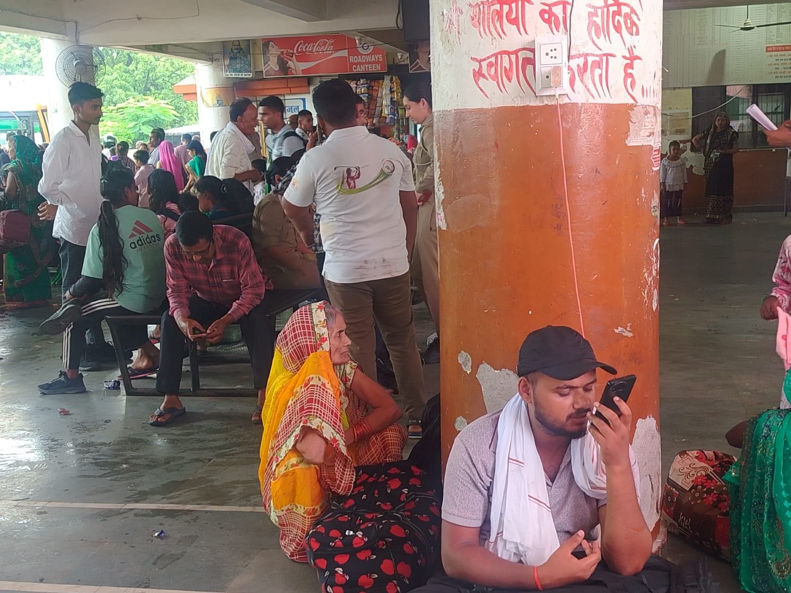 फोटो 18- डिपो परिसर में भीड़ बढ़ने के बाद बाहर खड़ी व सीढि़यों पर बैठीं महिलाएं। संवाद फोटो 18- डिपो परिसर में भीड़ बढ़ने के बाद बाहर खड़ी व सीढि़यों पर बैठीं महिलाएं। संवाद
