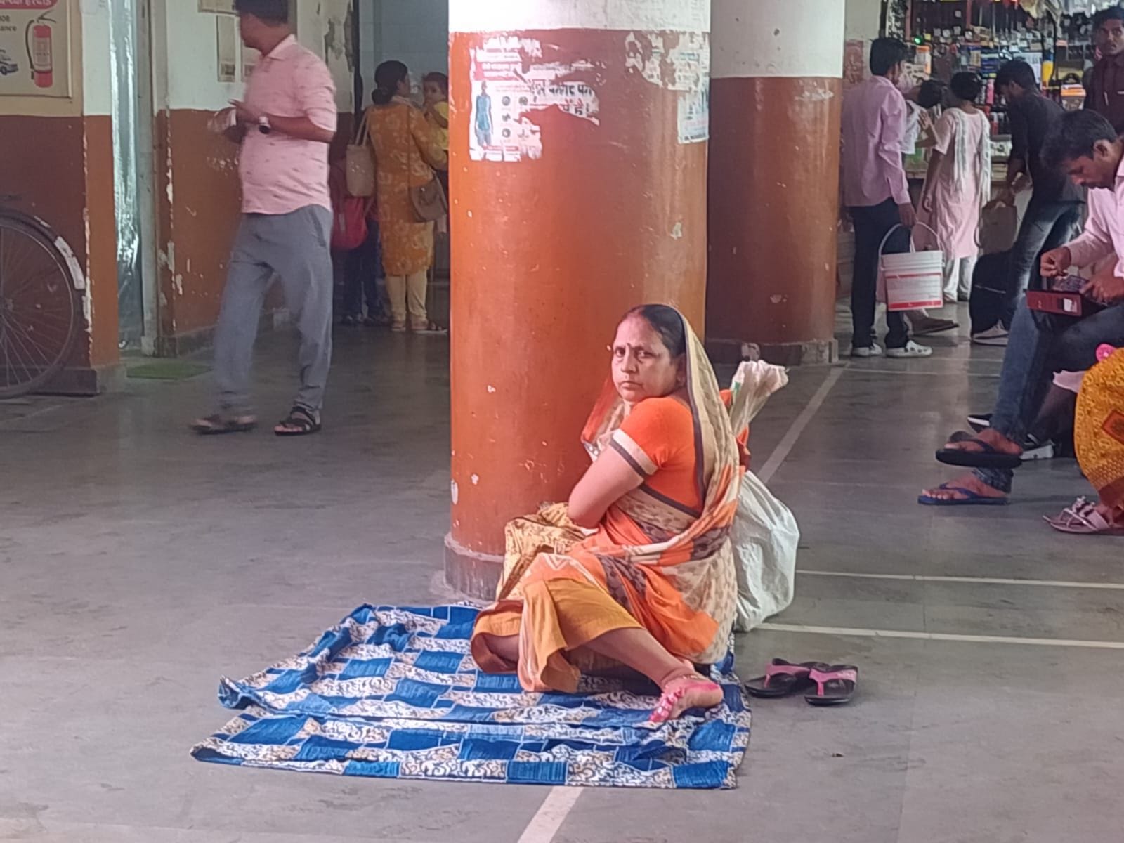 फोटो 18- डिपो परिसर में भीड़ बढ़ने के बाद बाहर खड़ी व सीढि़यों पर बैठीं महिलाएं। संवाद फोटो 18- डिपो परिसर में भीड़ बढ़ने के बाद बाहर खड़ी व सीढि़यों पर बैठीं महिलाएं। संवाद