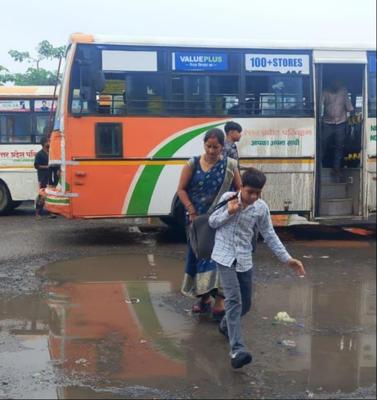 फोटो 18- डिपो परिसर में भीड़ बढ़ने के बाद बाहर खड़ी व सीढि़यों पर बैठीं महिलाएं। संवाद फोटो 18- डिपो परिसर में भीड़ बढ़ने के बाद बाहर खड़ी व सीढि़यों पर बैठीं महिलाएं। संवाद