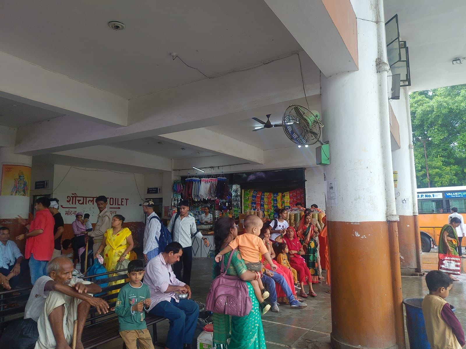 फोटो 18- डिपो परिसर में भीड़ बढ़ने के बाद बाहर खड़ी व सीढि़यों पर बैठीं महिलाएं। संवाद फोटो 18- डिपो परिसर में भीड़ बढ़ने के बाद बाहर खड़ी व सीढि़यों पर बैठीं महिलाएं। संवाद