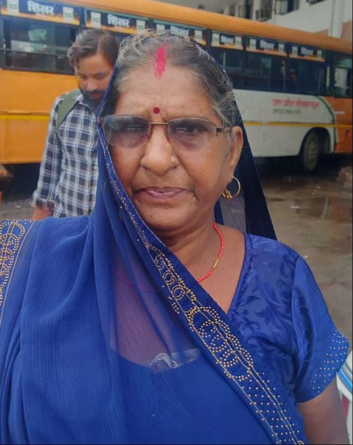 फोटो 18- डिपो परिसर में भीड़ बढ़ने के बाद बाहर खड़ी व सीढि़यों पर बैठीं महिलाएं। संवाद फोटो 18- डिपो परिसर में भीड़ बढ़ने के बाद बाहर खड़ी व सीढि़यों पर बैठीं महिलाएं। संवाद
