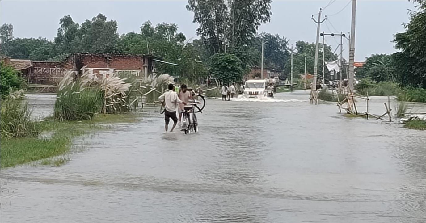 फोटो-18 समैचीपुर चितार में कटान करतीं गंगा। संवाद फोटो-18 समैचीपुर चितार में कटान करतीं गंगा। संवाद