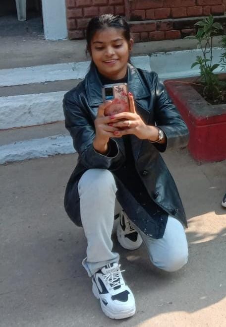 फोटो-21-नदी से निकालकर छोटेलाल को पुल पर लाया गया। संवाद फोटो-21-नदी से निकालकर छोटेलाल को पुल पर लाया गया। संवाद