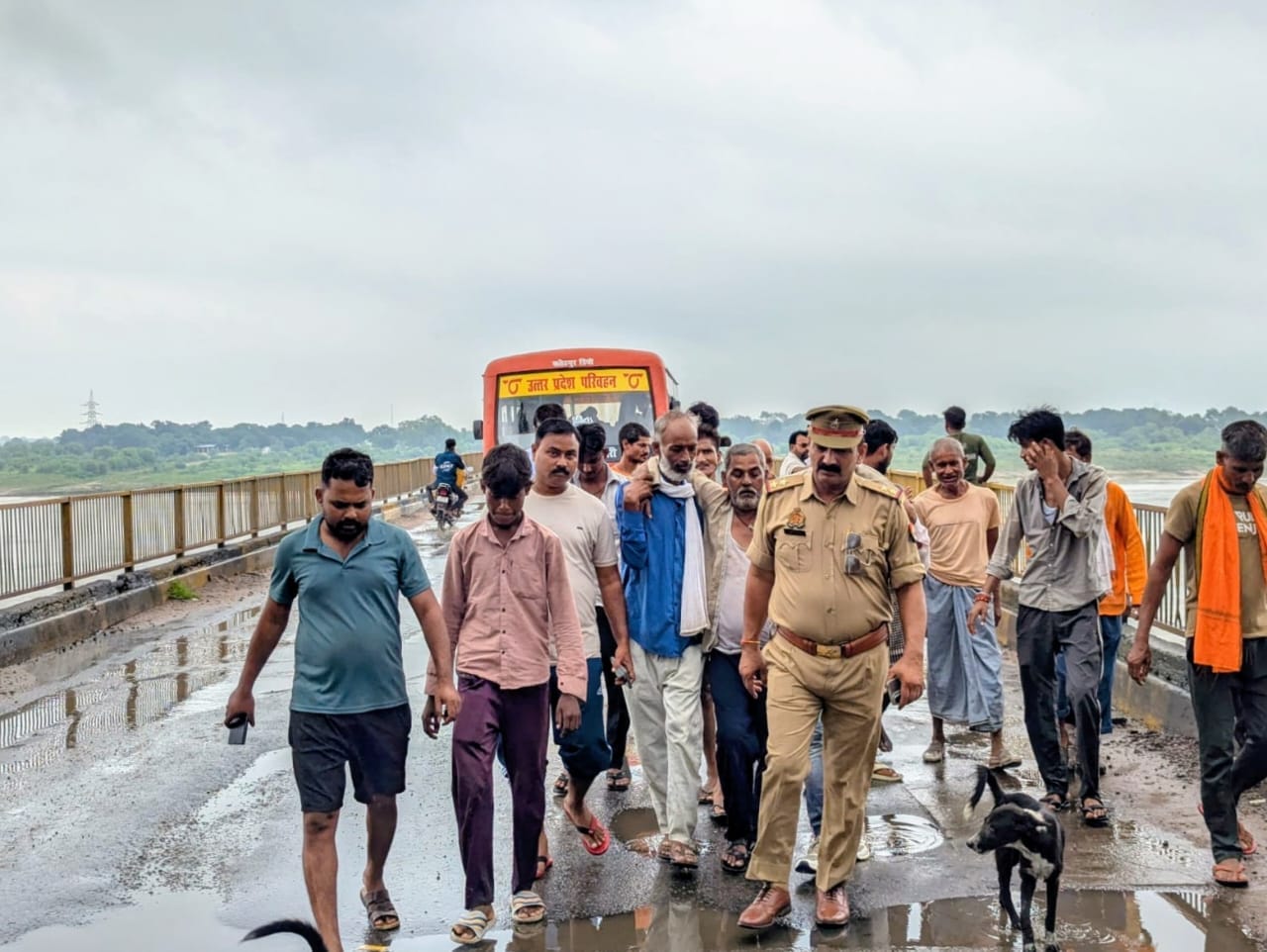 फोटो-21-नदी से निकालकर छोटेलाल को पुल पर लाया गया। संवाद फोटो-21-नदी से निकालकर छोटेलाल को पुल पर लाया गया। संवाद