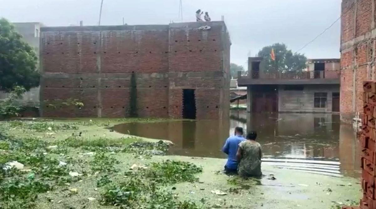 फोटो- 26 एचएएमपी 36- राठ के औंडेरा गांव के खेतों में भरा पानी। संवाद फोटो- 26 एचएएमपी 36- राठ के औंडेरा गांव के खेतों में भरा पानी। संवाद