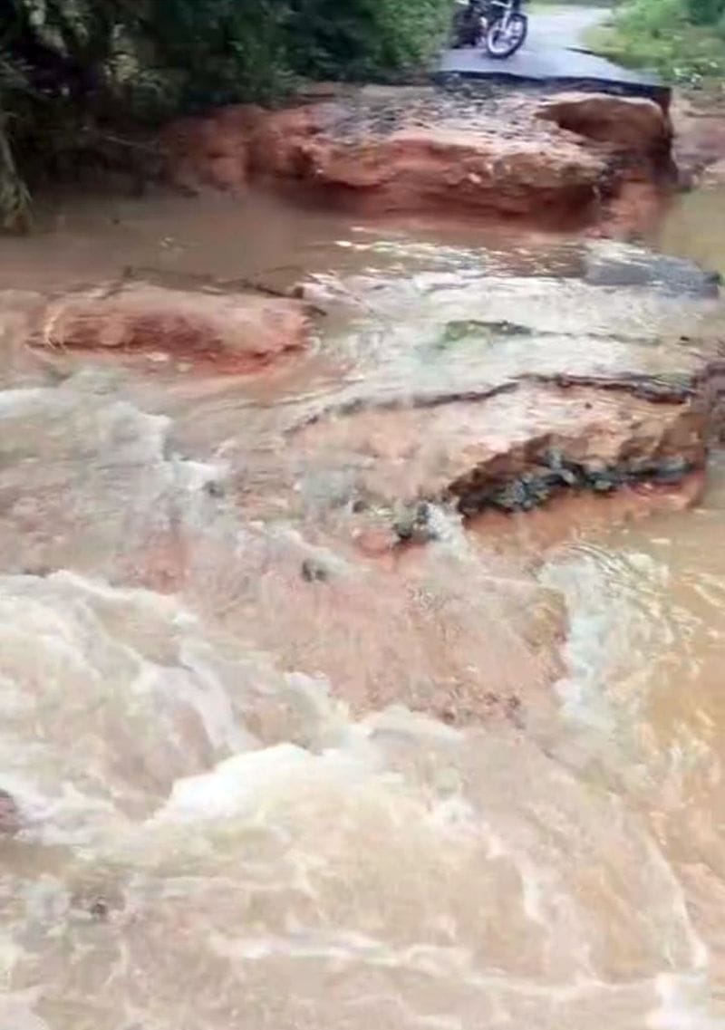 फोटो 26 एमएएचपी 13 परिचय-शहर के स्टेशन मार्ग पर कीरत सागर तालाब उफनाने से सड़क के ऊपर से बह रहे