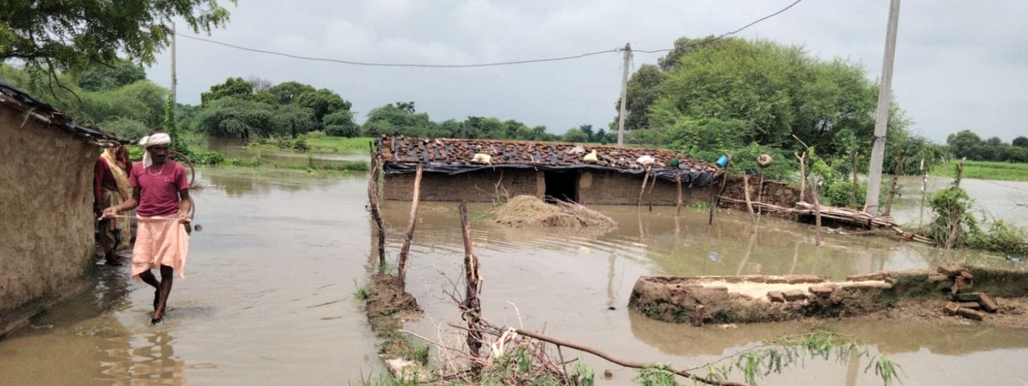फोटो 26 एमएएचपी 13 परिचय-शहर के स्टेशन मार्ग पर कीरत सागर तालाब उफनाने से सड़क के ऊपर से बह रहे