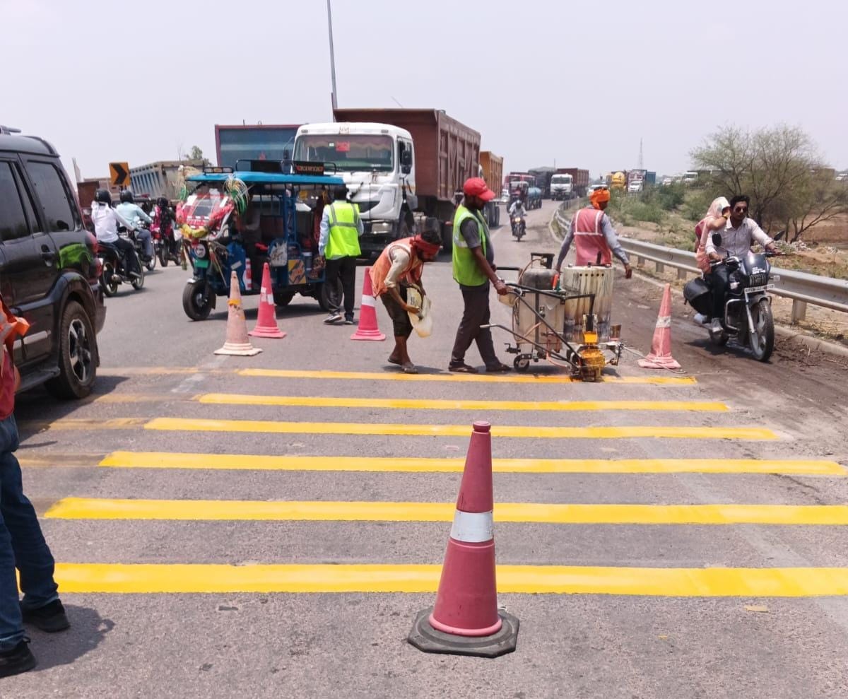 फोटो 27 एचएएमपी 07 - एनएच-34 पर लगाया गया दुर्घटना बाहुल्य क्षेत्र का चेतावनी संकेतक। संवाद फोटो 27 एचएएमपी 07 - एनएच-34 पर लगाया गया दुर्घटना बाहुल्य क्षेत्र का चेतावनी संकेतक। संवाद