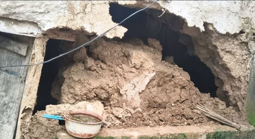 फोटो 27 एमएएचपी 06 परिचय-लगातार हो रही बारिश से सूपा में गिरा राममिलन का कच्चा मकान। संवाद फोटो 27 एमएएचपी 06 परिचय-लगातार हो रही बारिश से सूपा में गिरा राममिलन का कच्चा मकान। संवाद