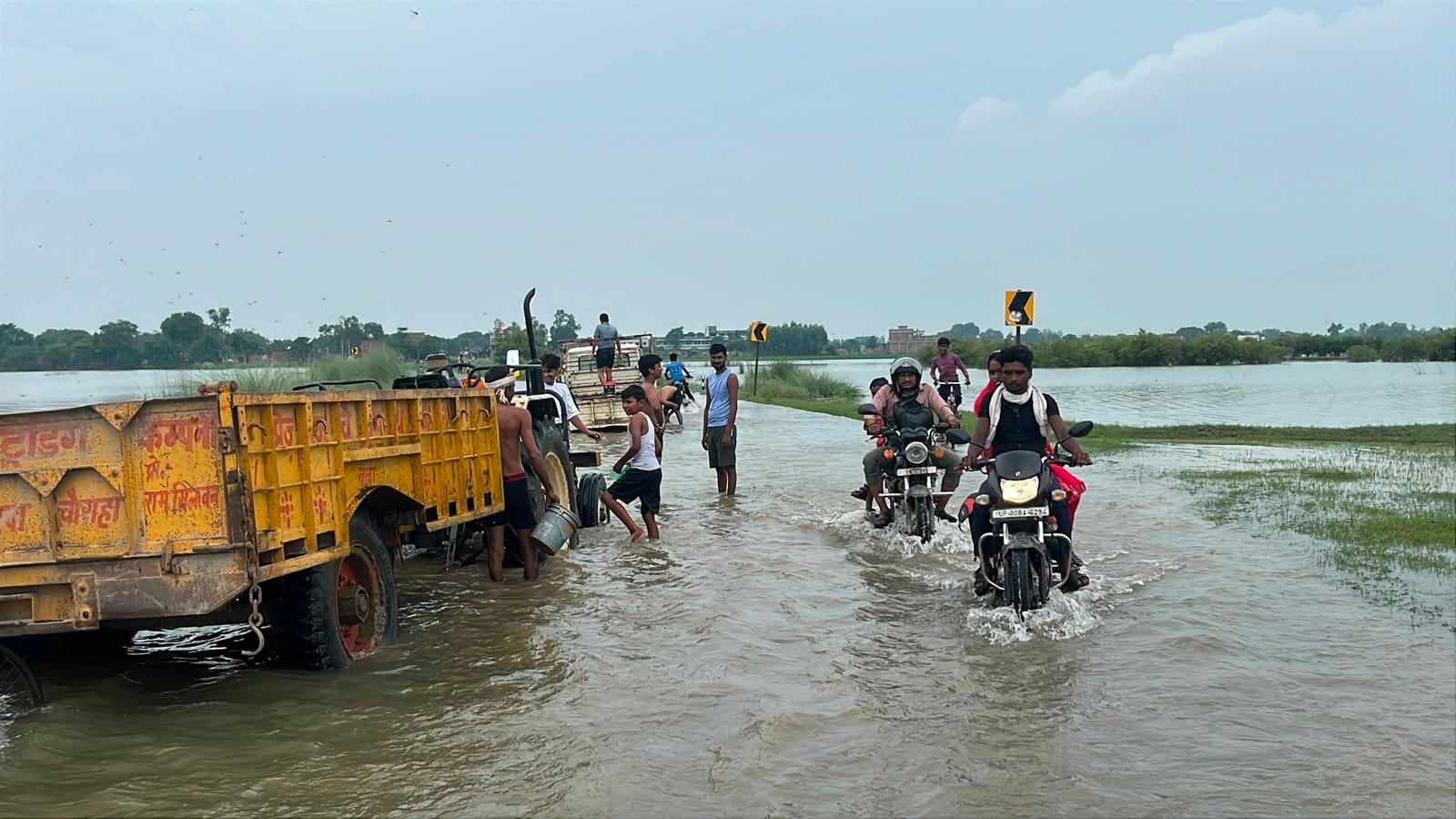 फोटो 32: राजघाट पर बढ़ी गंगा नदी में समाया क्षेत्र। संवाद फोटो 32: राजघाट पर बढ़ी गंगा नदी में समाया क्षेत्र। संवाद