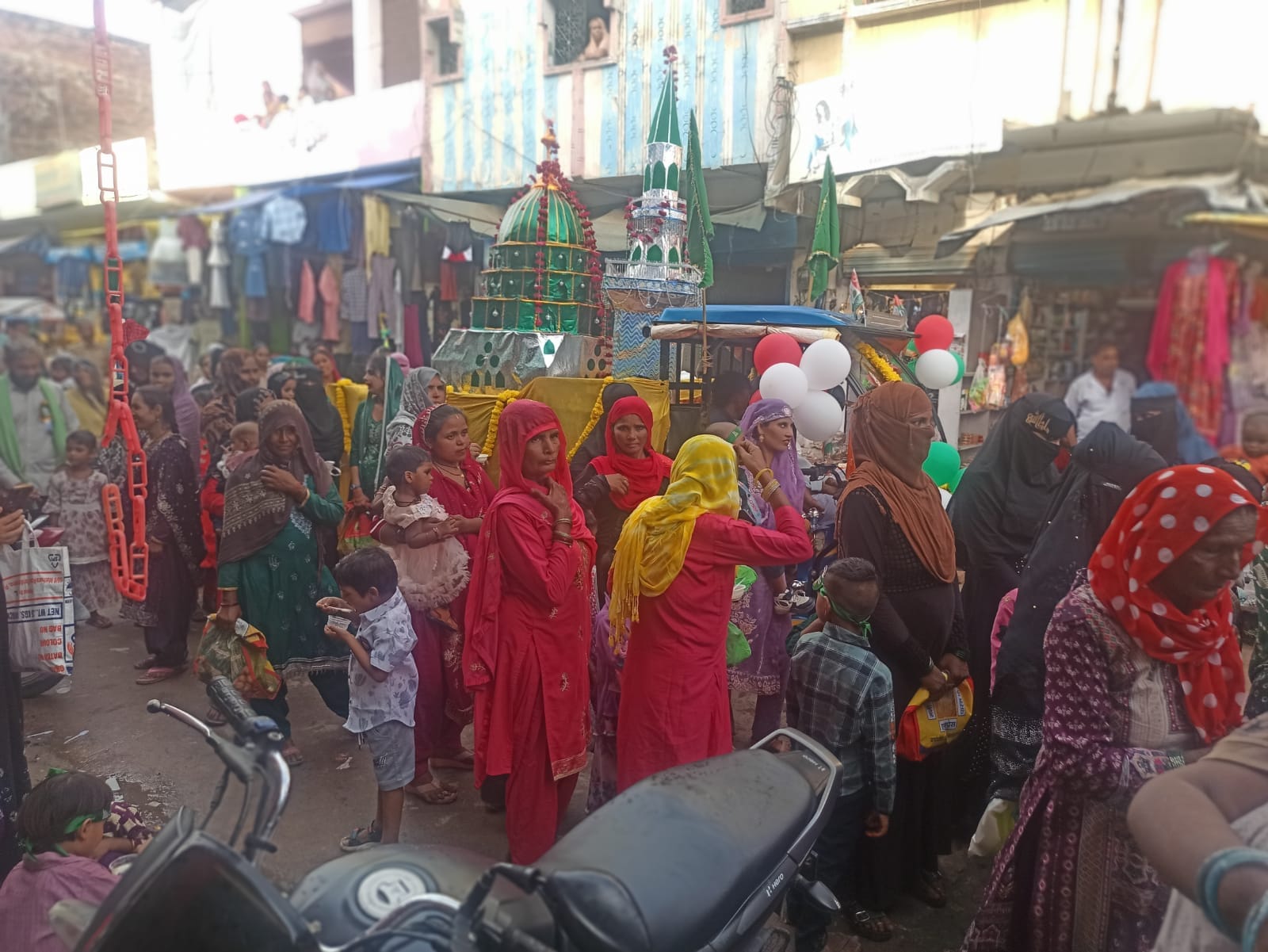 फोटो न-26 सीकेटीपी 24 पुरानी बाजार में निकले जुलूस में इस्लामिक झंडा लिए बच्चे व अन्य। संवाद फोटो न-26 सीकेटीपी 24 पुरानी बाजार में निकले जुलूस में इस्लामिक झंडा लिए बच्चे व अन्य। संवाद