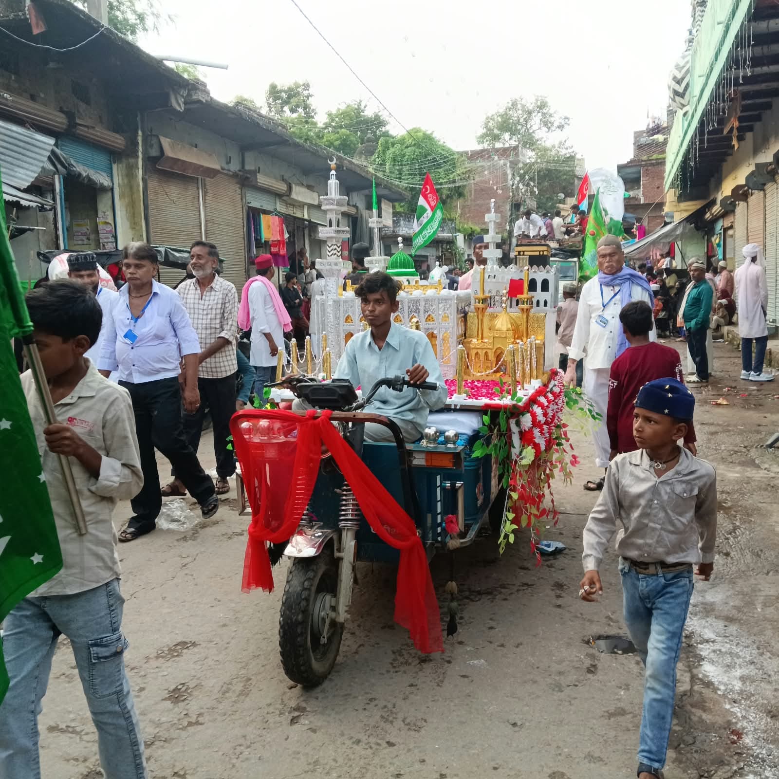 फोटो न-26 सीकेटीपी 24 पुरानी बाजार में निकले जुलूस में इस्लामिक झंडा लिए बच्चे व अन्य। संवाद फोटो न-26 सीकेटीपी 24 पुरानी बाजार में निकले जुलूस में इस्लामिक झंडा लिए बच्चे व अन्य। संवाद