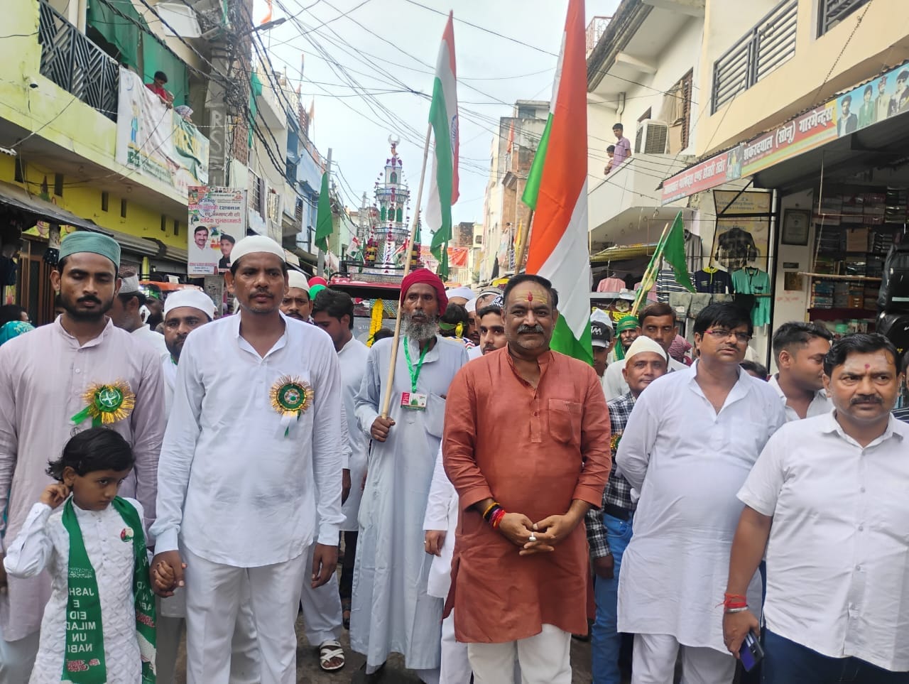 फोटो न-26 सीकेटीपी 24 पुरानी बाजार में निकले जुलूस में इस्लामिक झंडा लिए बच्चे व अन्य। संवाद फोटो न-26 सीकेटीपी 24 पुरानी बाजार में निकले जुलूस में इस्लामिक झंडा लिए बच्चे व अन्य। संवाद