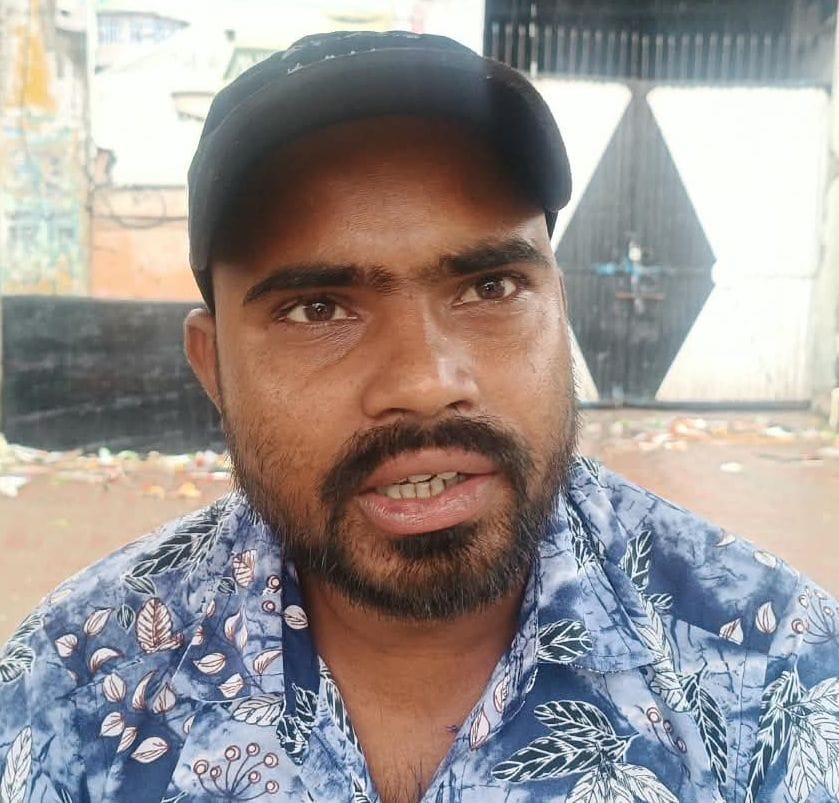 फोटो01बिलराम गेट लक्ष्मी सिनेमा के पास बारिश के दौरान जलभराव के बीच से होकर निकलते लोग। संवाद