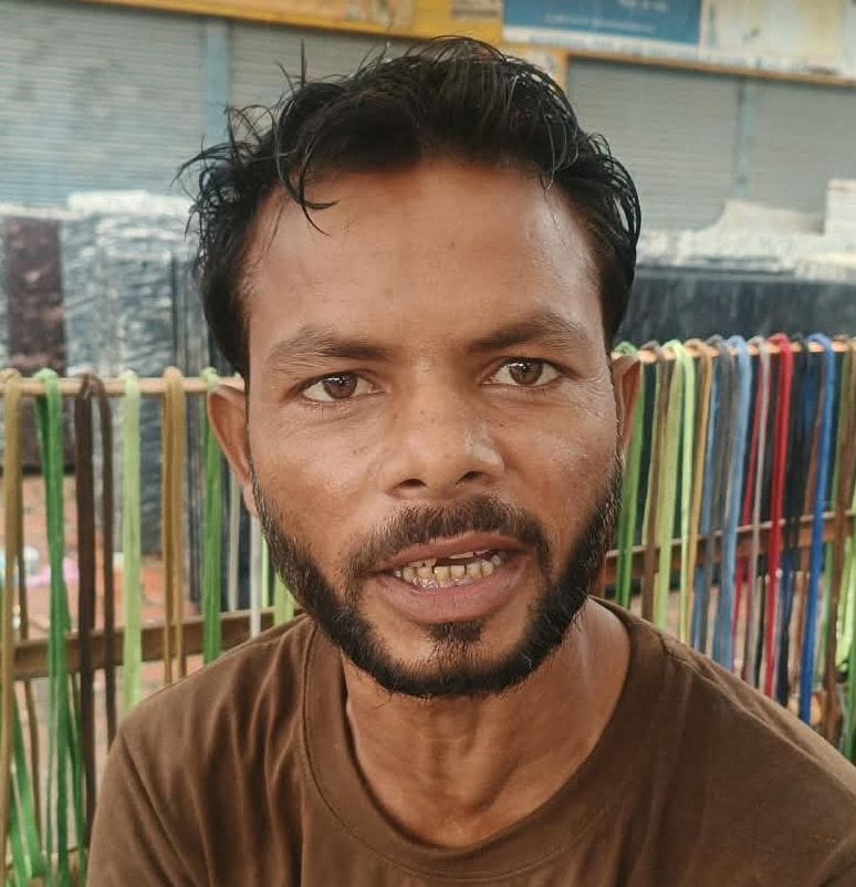 फोटो01बिलराम गेट लक्ष्मी सिनेमा के पास बारिश के दौरान जलभराव के बीच से होकर निकलते लोग। संवाद