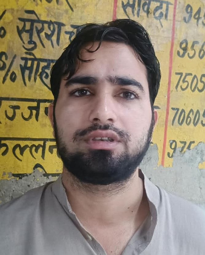 फोटो01बिलराम गेट लक्ष्मी सिनेमा के पास बारिश के दौरान जलभराव के बीच से होकर निकलते लोग। संवाद