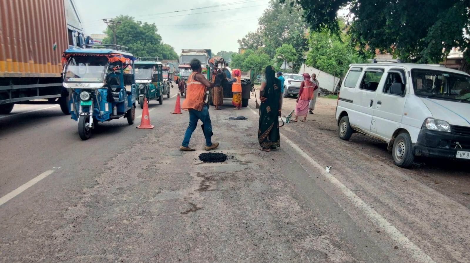फोटो26एचएएमपी 20- नव निर्मित डिपो वर्क शॉप के सामने हाईवे पर गड्ढे। संवाद फोटो26एचएएमपी 20- नव निर्मित डिपो वर्क शॉप के सामने हाईवे पर गड्ढे। संवाद