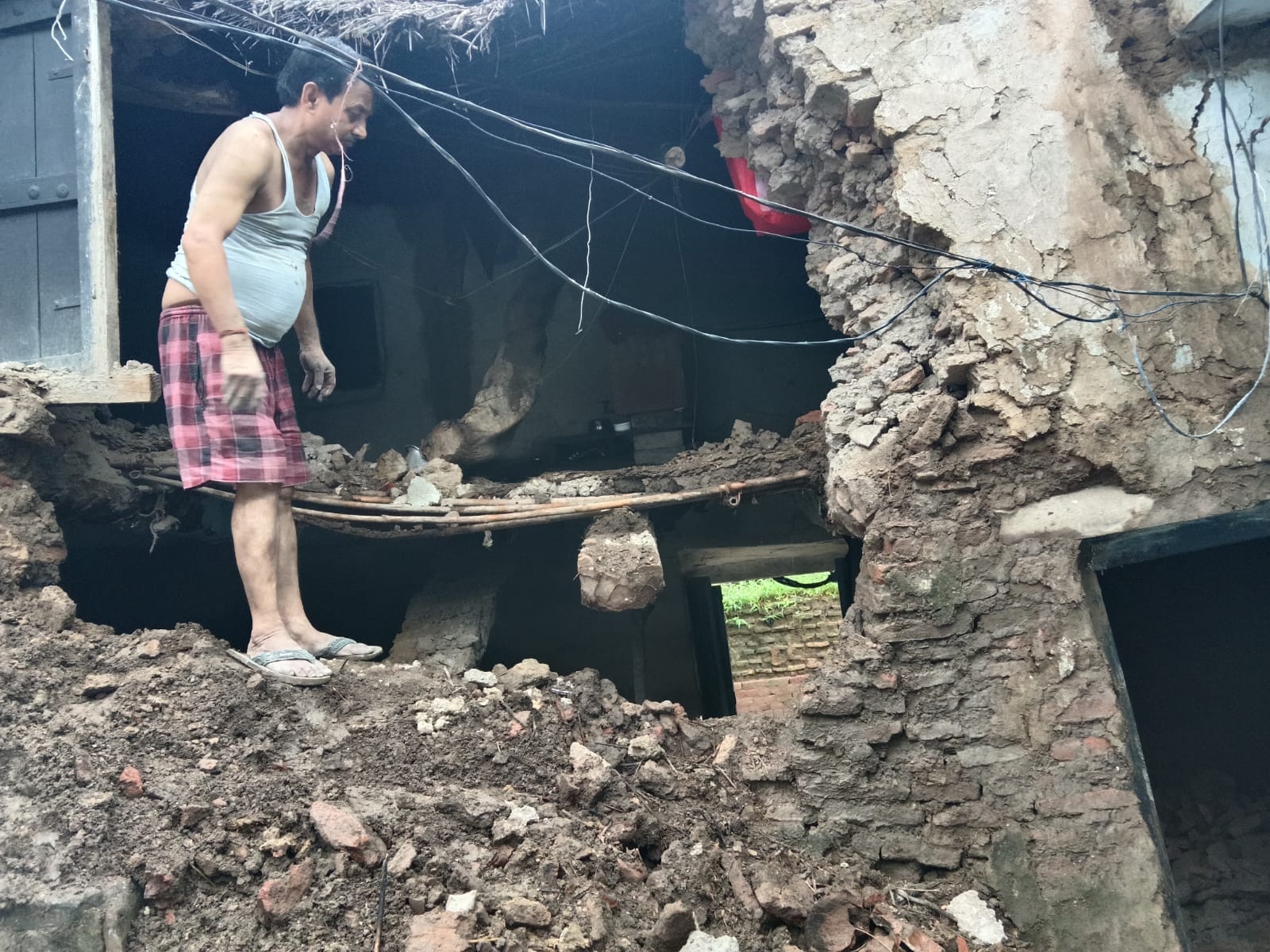 फोटो27एचएएमपी 39- ग्राम उपरी में गिरे मकान का मलबा दिखाती महिला। संवाद फोटो27एचएएमपी 39- ग्राम उपरी में गिरे मकान का मलबा दिखाती महिला। संवाद