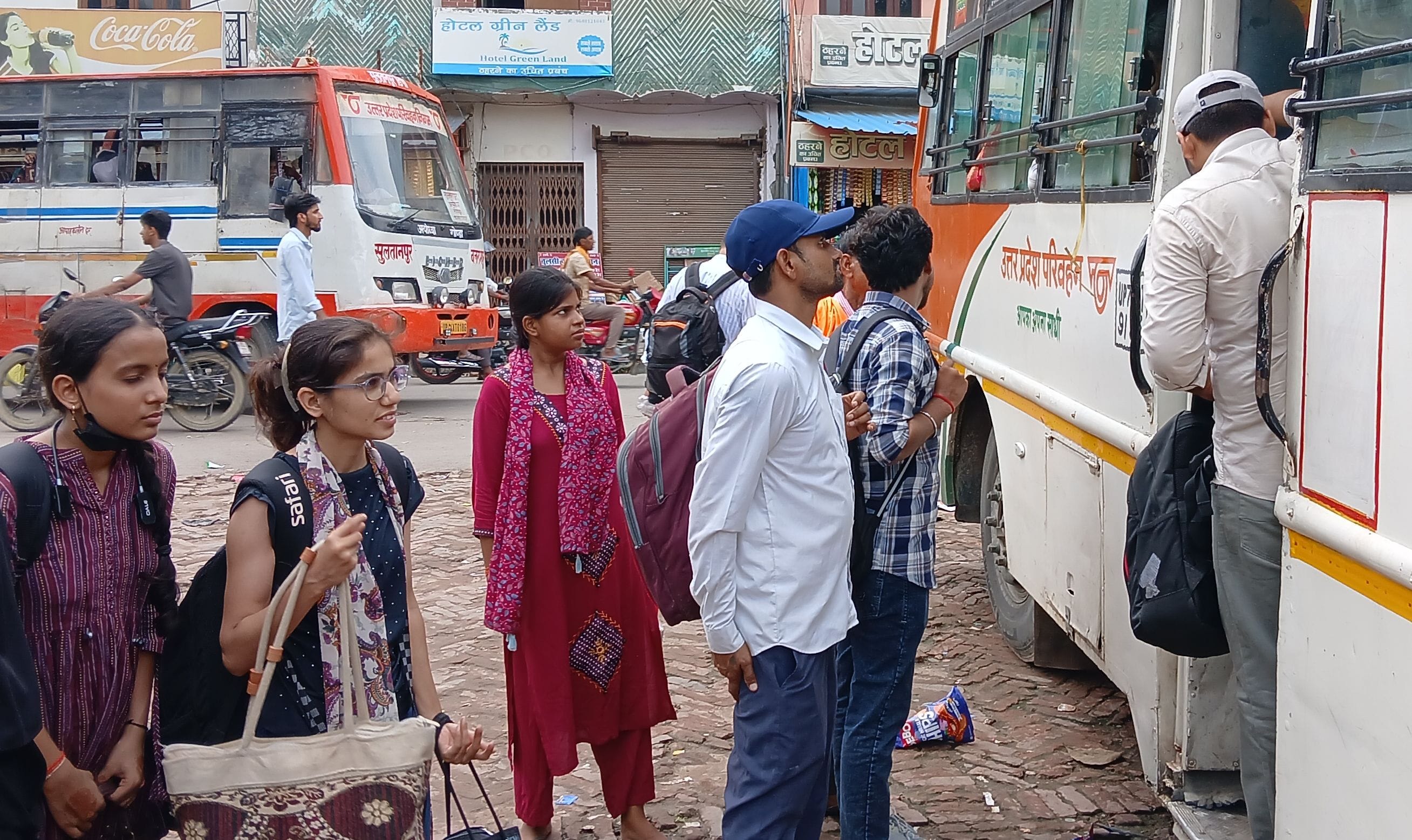 गोंडा डिपो में बस में सवार होतीं यात्री। संवाद गोंडा डिपो में बस में सवार होतीं यात्री। संवाद