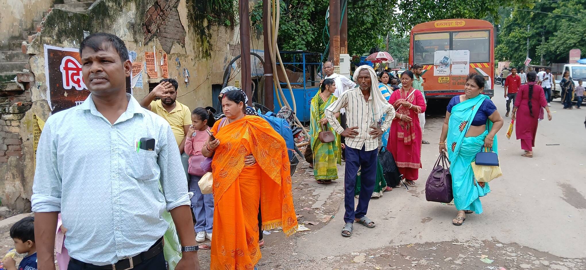 गोंडा डिपो में बस में सवार होतीं यात्री। संवाद गोंडा डिपो में बस में सवार होतीं यात्री। संवाद