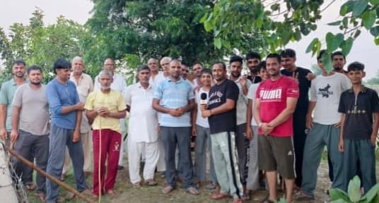 गांव सोंगल में स्थित शिव मंदिर परिसर में पौधारोपण करते युवा। विज्ञप्ति गांव सोंगल में स्थित शिव मंदिर परिसर में पौधारोपण करते युवा। विज्ञप्ति